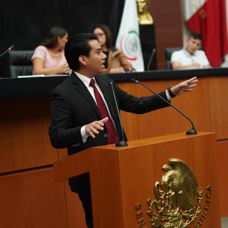 Mauricio Martínez Hernández en el podio de la Cámara de Diputados