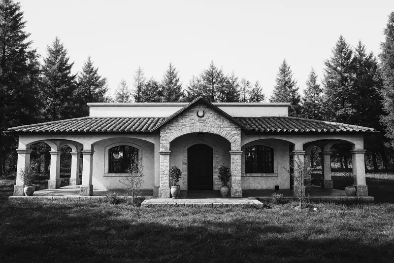 Fachada de Casa La Herradura en escala de grises, render
