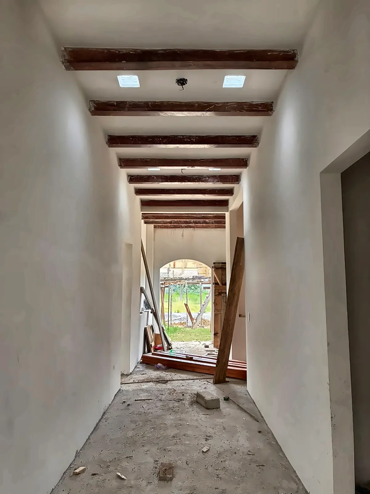 Corredor interior de Casa La Herradura en obra